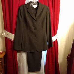 🍄Beautiful grey Casual Corner Annex ladies suit